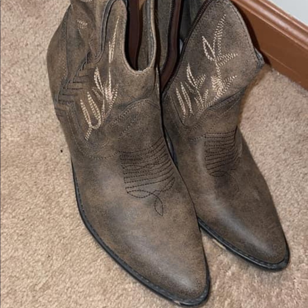 Super cute brown ankle cowgirl boots